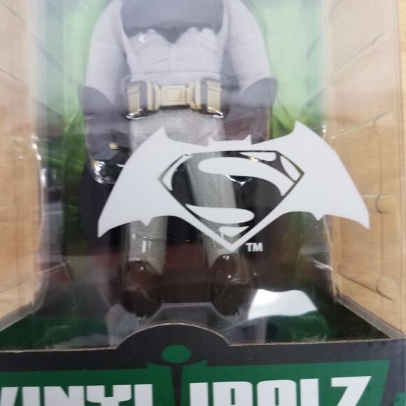 NEW Funko Vinyl Idolz #40 Batman 8" Figure Vinyl Collectible Superheroes - Picture 5 of 13